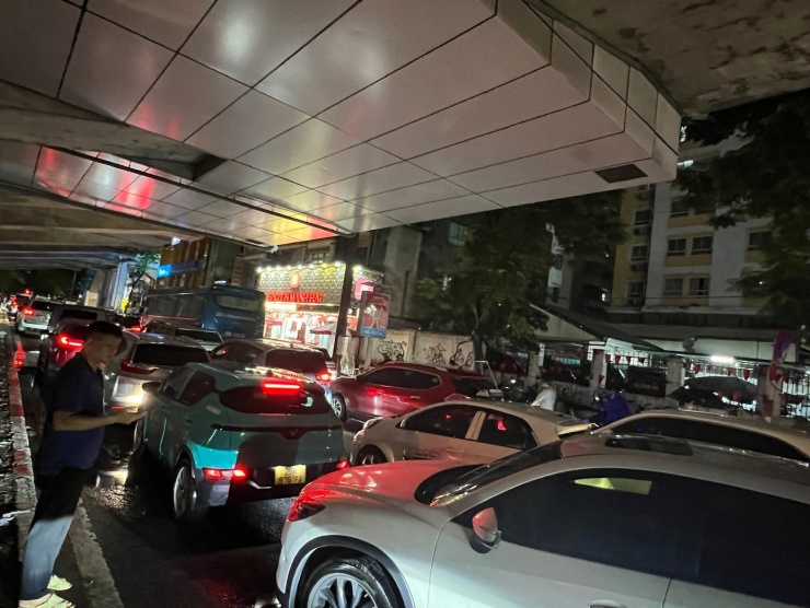 Đường phố Hà Nội ngập nước, ô tô xếp hàng dài nằm im hàng giờ liền. Ảnh: Hà Linh