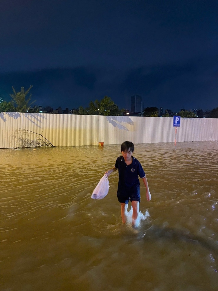 Sau 3 giờ ngồi im trên ô tô, học sinh cùng phụ huynh quyết định xắn quần lội bộ thêm 2 cây số về nhà.