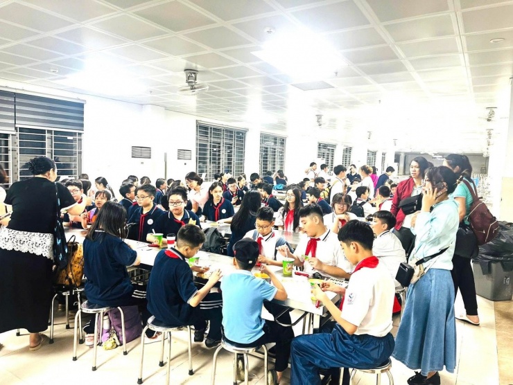 Nhiều trường học nấu bữa tối cho học sinh được ấm bụng, sắp xếp chỗ ngủ an toàn cho các em khi bố mẹ không thể kịp đến trường đón con.