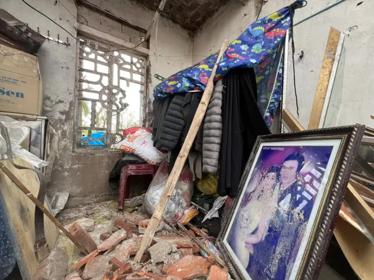 Những gì còn sót lại sau cơn lốc trong căn nhà cấp bốn của bà Trần Thị Dâng. Ảnh: TT