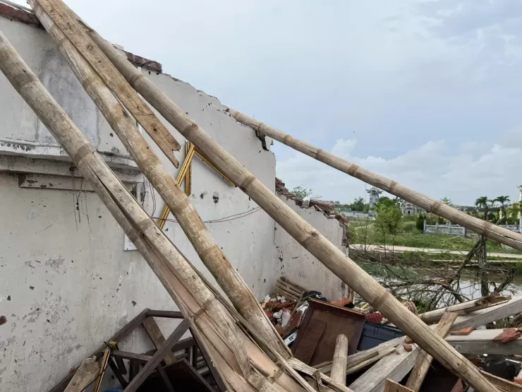 Phần mái nhà bị cơn lốc giật tung. Ảnh: TT