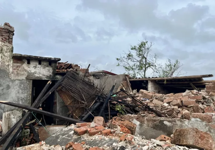 Cơn lốc xoáy bất ngờ xảy ra vào rạng sáng 29-9 đã gây thiệt hại nặng nề về người và tài sản tại xã Quỹ Nhất, tỉnh Ninh Bình. Ảnh: TT