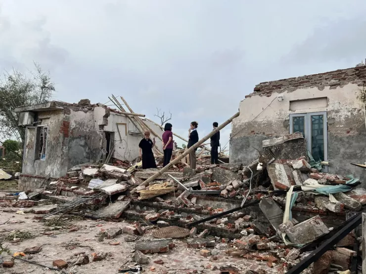 "Tôi không nhận ra đó là nhà mình. Căn nhà thân thuộc ấy của tôi như đã biến dạng", chị Chiên sụt sùi.