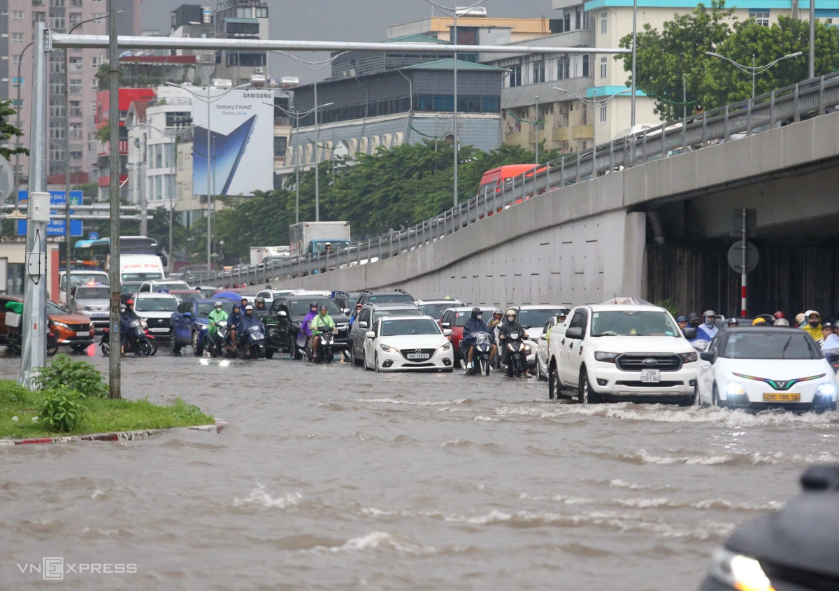 Nút giao Mai Dịch nước ngập gần lút bánh xe ôtô. Ảnh:&nbsp;Phạm Chiểu