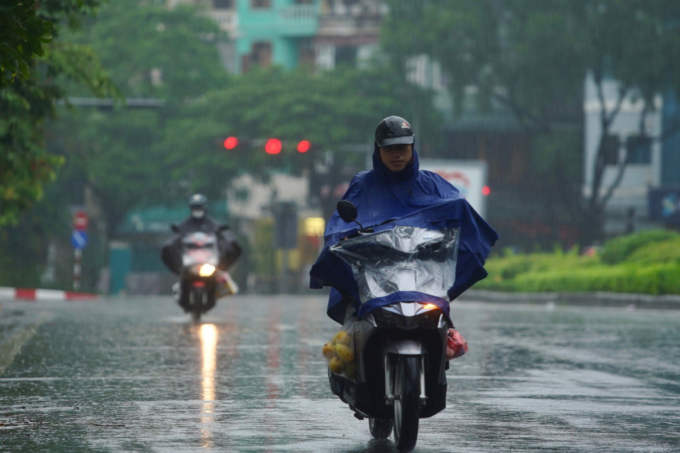 Hà Nội mưa xối xả, ban ngày mà như đêm, nhiều tuyến đường ngập nặng - 5