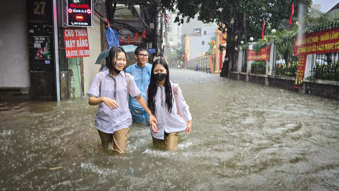Thủ đô ngập lụt chưa từng có: Quân đội điều xe cứu trợ, phụ huynh bì bõm cõng con tan trường - 8