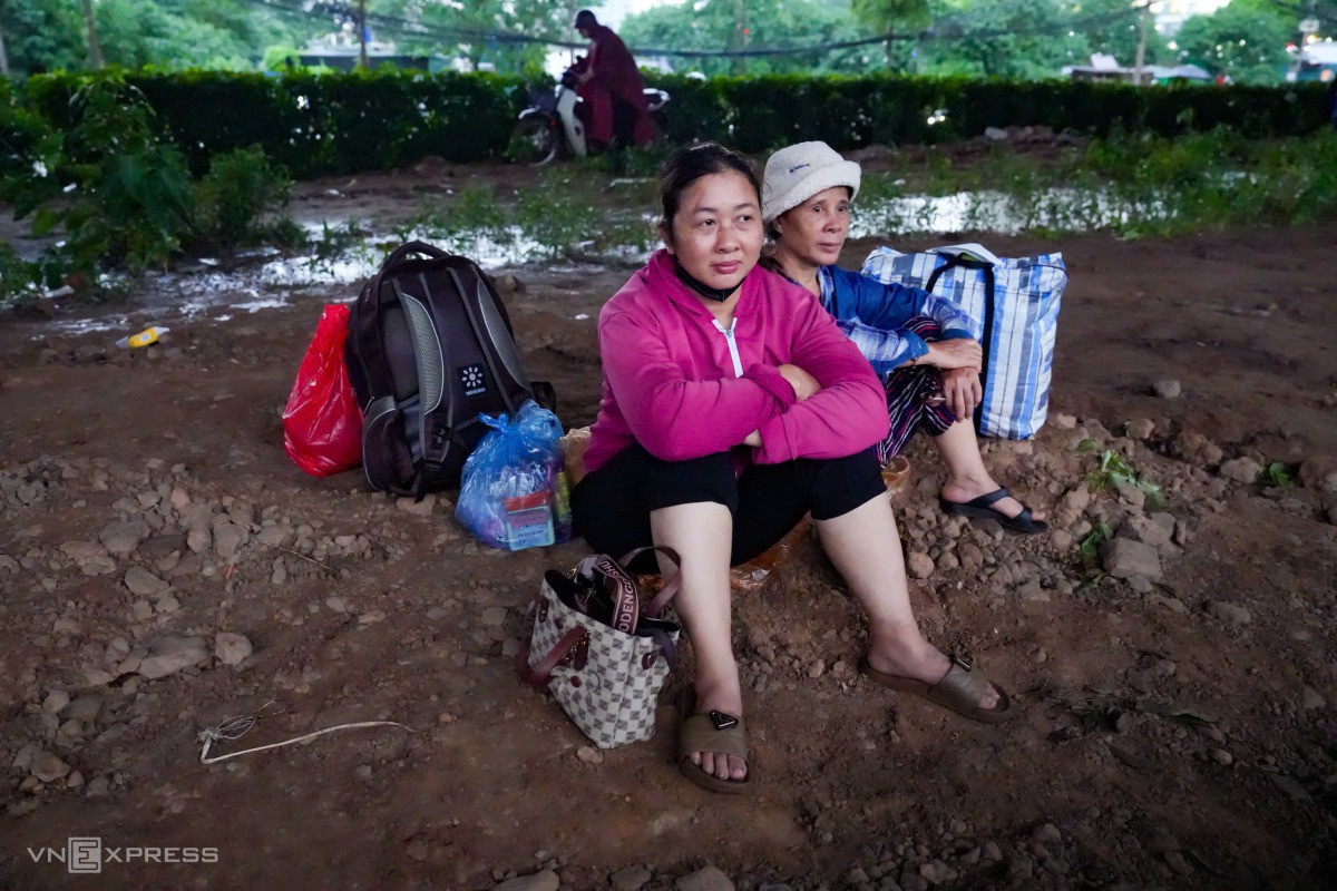 Chị Ngân ở Tuyên Quang, xuống bến xe Mỹ Đình đợi hơn 2 tiếng đồng hồ chưa bắt được xe về Dương Nội, Hà Đông. Ảnh: Tùng Đinh