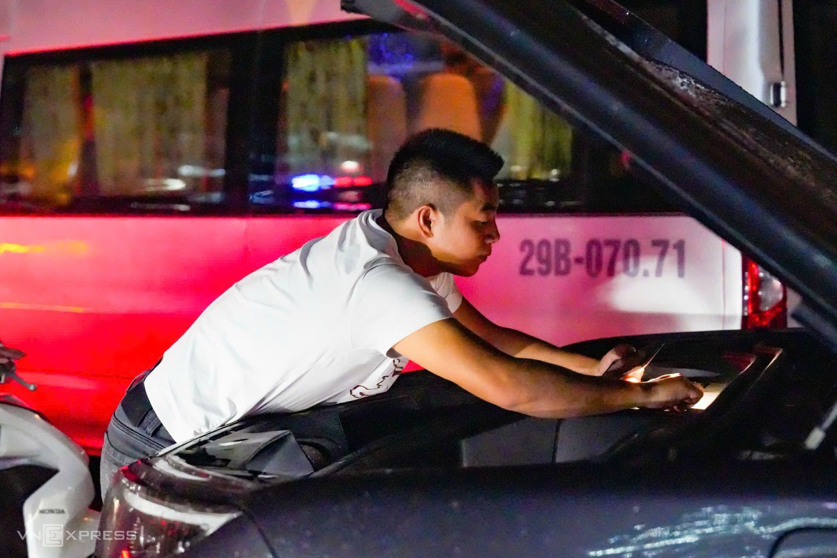 Nhiều chủ ôtô lội nước lũ kiểm tra phương tiện. Ảnh: Tùng Đinh