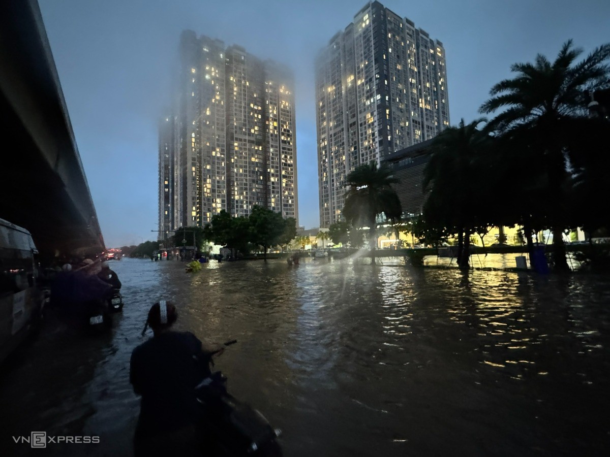 Hà Nội ngập sâu, giao thông tê liệt - 22