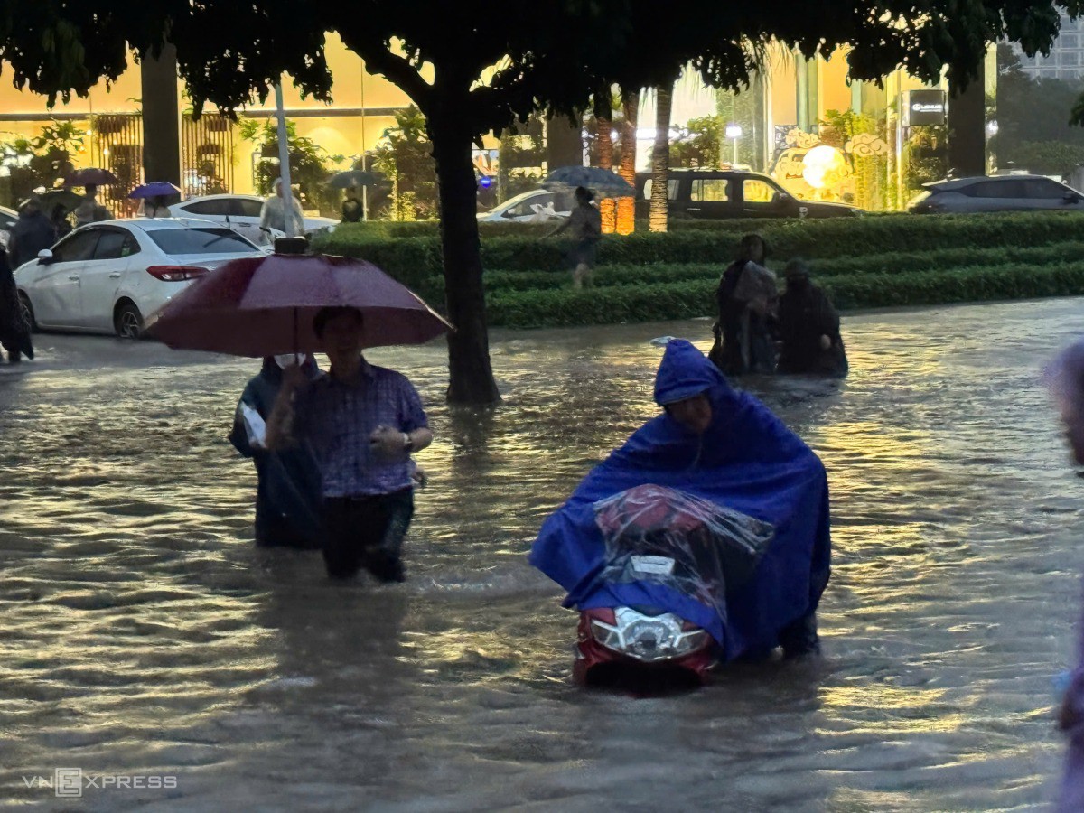 Hà Nội ngập sâu, giao thông tê liệt - 23