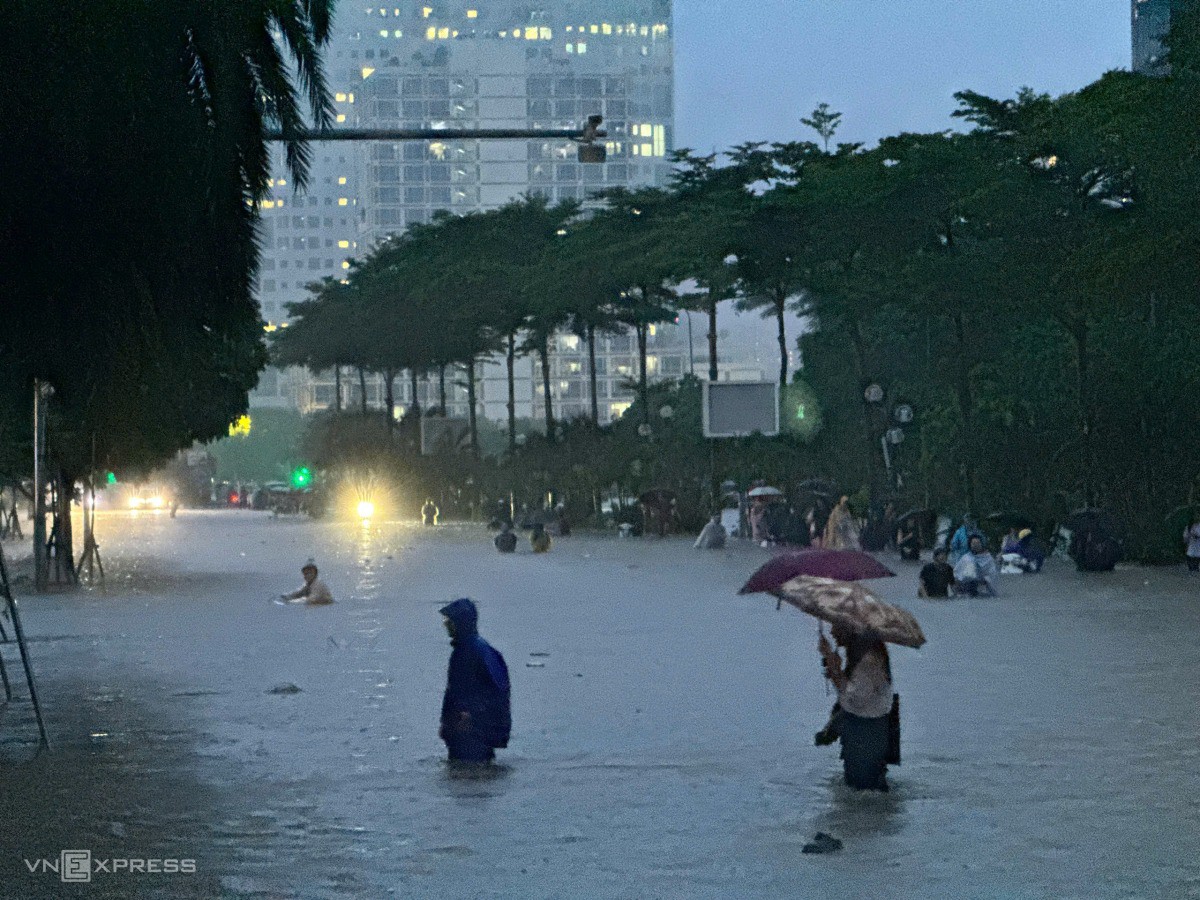 Hà Nội ngập sâu, giao thông tê liệt - 24