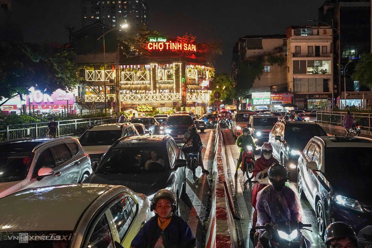 Cầu Cống Mọc hướng đi Láng các phương tiện di chuyển cả hai làn đường. Ảnh: Hoàng Giang