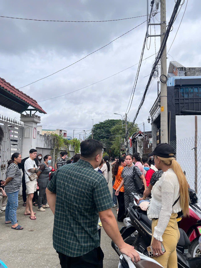 Nhiều người tụ tập tại nhà bà D. sau khi bà tuyên bố vỡ hụi