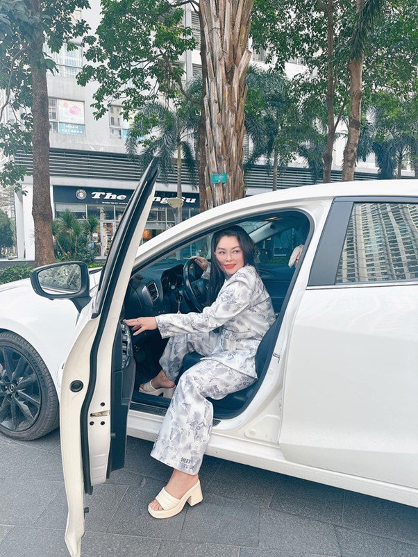 Ngoài đời Thanh Tú là người hiền lành và ít nói.