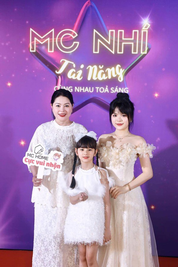 Nghệ sĩ Thanh Tú bên các con.