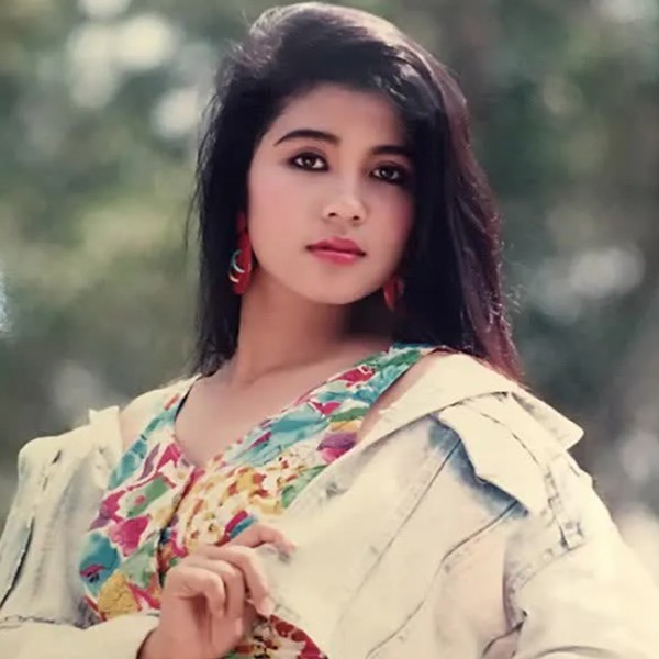 Nhắc đến các mỹ nhân màn bạc những năm thập niên 90, không thể không nói tới Việt Trinh. Cô sinh năm 1972 tại tỉnh Bình Phước cũ (nay là tỉnh Đồng Nai) và nổi đình đám một thời nhờ vào vẻ ngoài tuyệt sắc. Với đôi mắt to tròn, gương mặt toát lên nét thơ mộng và đậm chất điện ảnh, nữ diễn viên trở thành "của hiếm" trong làng giải trí Việt Nam lúc bấy giờ.