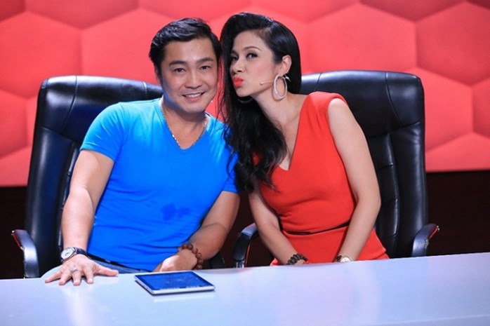 Lý Hùng và Việt Trinh là cặp đôi nổi tiếng trên màn ảnh nhỏ những năm 90. Họ từng vào vai người tình, vợ chồng trong rất nhiều bộ phim như: "Phạm Công - Cúc Hoa", "Tây Sơn hiệp khách", "Lệnh truy nã"... Chính vì thế, thời trẻ, cặp đôi từng bị đồn đoán là có tình cảm với nhau. Tuy nhiên, cả hai đều lên tiếng phủ nhận và coi nhau như anh em thân thiết.