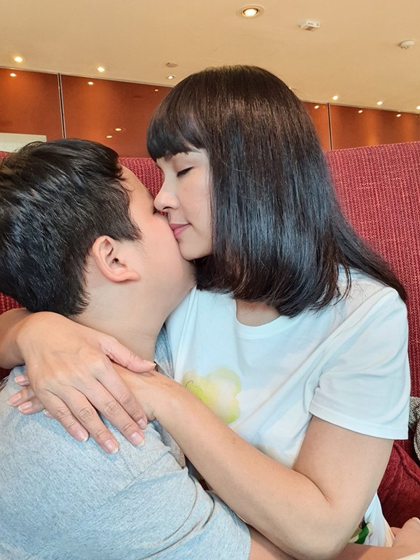 Tuy sự nghiệp thành công nhưng cô gặp nhiều sóng gió trong chuyện tình cảm và đang làm mẹ đơn thân ở tuổi 53. Nữ diễn viên trải qua hôn nhân đổ vỡ và sau đó làm mẹ đơn thân của một cậu con trai. Sau khi trải qua nhiều thăng trầm, Việt Trinh vắng bóng dần trên màn ảnh. Năm 2010, cô tái xuất và thử sức với vai trò đạo diễn. Song đến năm 2022, nữ diễn viên chính thức tuyên bố giã từ sự nghiệp diễn xuất. Sau khi giải nghệ, Việt Trinh chuyển về sinh sống trong nhà vườn.