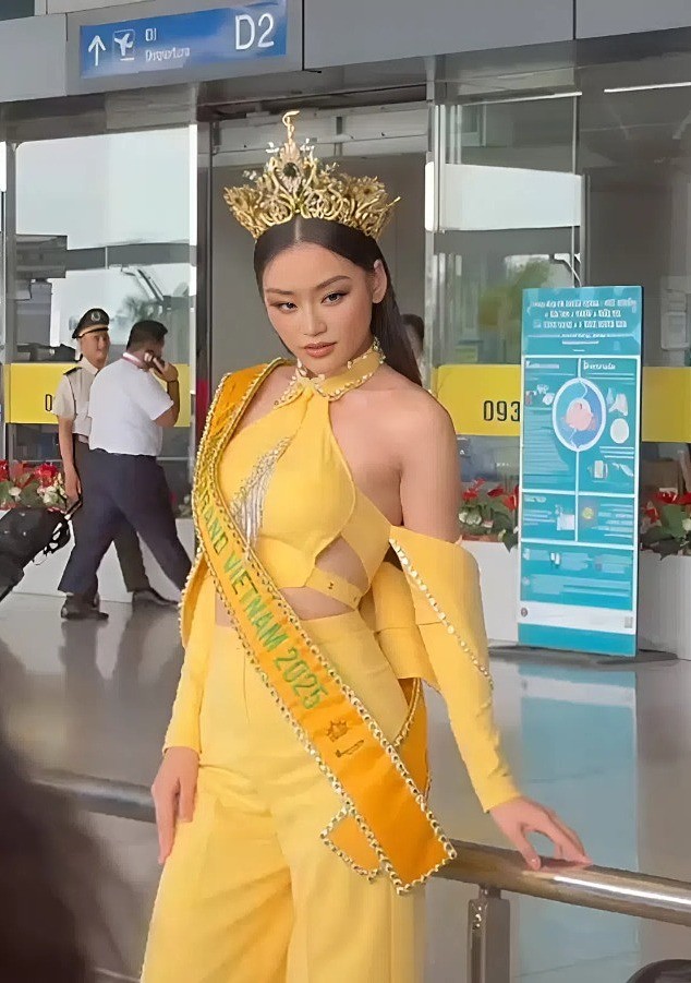 Yến Nhi mang 30 bộ trang phục thi Miss Grand International - 1