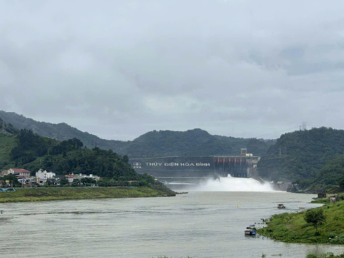 2 hồ thủy điện Hòa Bình và Tuyên Quang xả lũ - 1