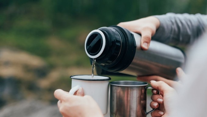 Chỉ nên dùng bình giữ nhiệt đựng nước ấm, trà loãng hoặc cà phê.