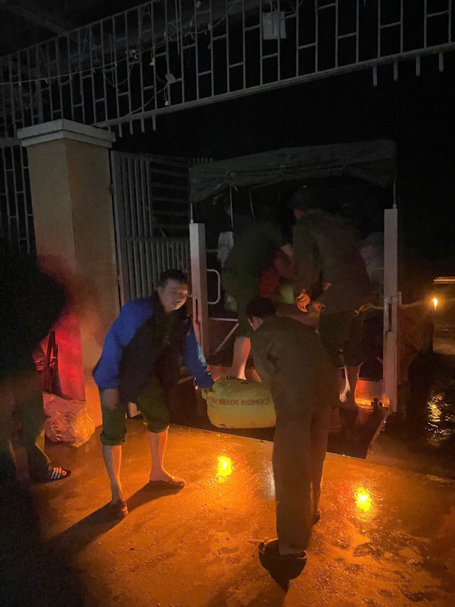 Đêm 29/9, lực lượng chức năng hỗ trợ người dân xã Đô Lương di dời tránh lũ. (Ảnh: Công an cung cấp)
