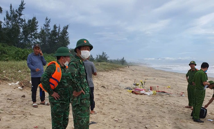 Tìm thấy thi thể 2 trôi dạt vào bờ biển, nghi là 2 nạn nhân trong số 9 ngư dân mất tích
