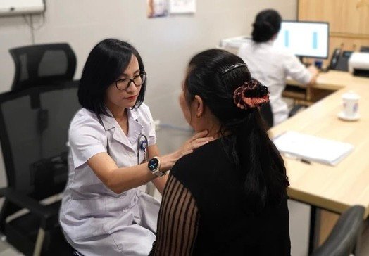 BS Duyên khám cho bệnh nhân.