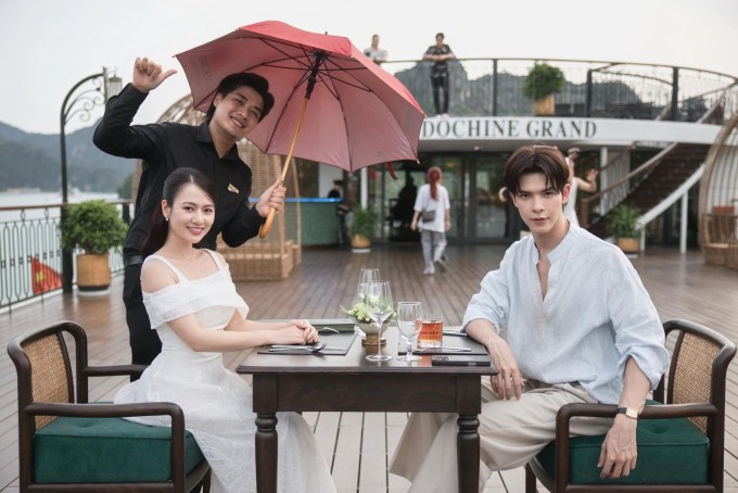 Bối cảnh chính của Việt Hoa và Denis Đặng là một du thuyền trên vịnh Hạ Long.