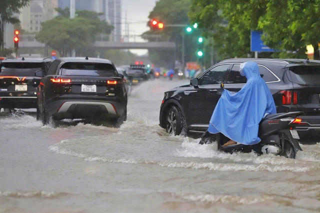 Hoàn lưu bão số 10 gây mưa lớn cho khu vực Hà Nội.