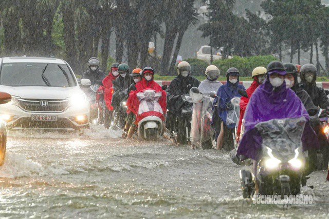 Cơn mưa xối xả kéo dài khiến giao thông Hà Nội tê liệt sáng 30/9. Ảnh: Tuấn Anh