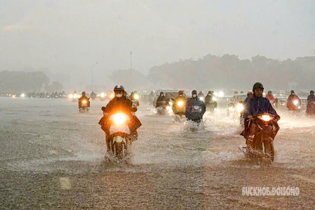 Mưa lớn gây ngập nghiêm trọng ở nhiều tuyến phố của Hà Nội.