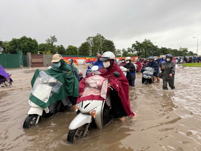 Người Thủ đô vật lộn đưa con đi học, đi làm trong mưa lớn - 1