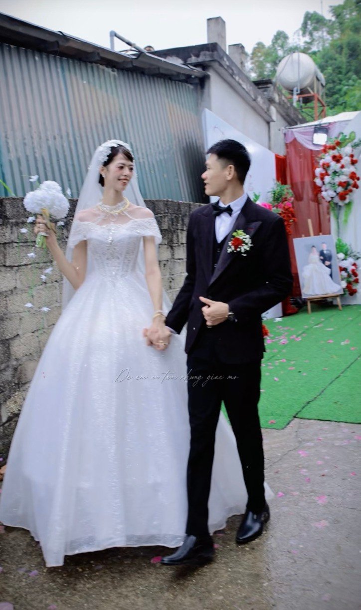 Những ngày vừa qua, một đoạn video ghi lại khoảnh khắc trong đám cưới ở Tuyên Quang gây chú ý trên mạng xã hội, thu hút rất nhiều bình luận từ cư dân mạng. Sở dĩ đám cưới này viral bởi chiều cao 'khủng' của cô dâu lẫn chú rể.