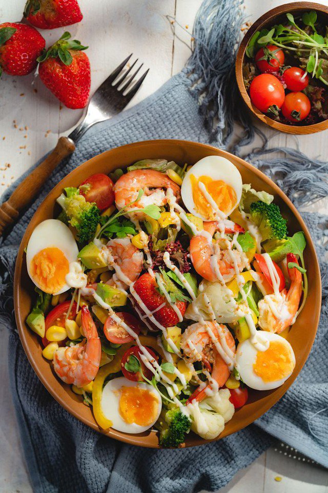 Bạn có thể chọn salad hoa quả kết hợp với các thực phẩm giàu protein để tăng dưỡng chất cho cơ thể.