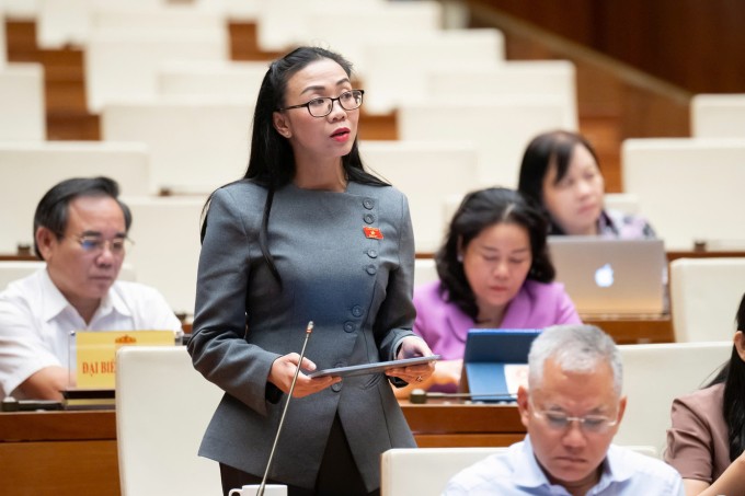 Đại biểu Trịnh Thị Tú Anh phát biểu tại hội nghị, ngày 30/9. Ảnh: Cổng TTĐT Quốc hội