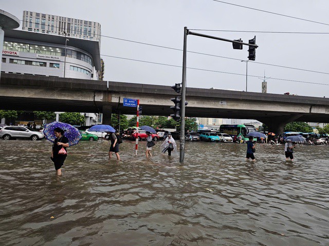 Mưa kéo dài suốt cả ngày 30/9 khiến nhiều tuyến phố Hà Nội ngập sâu. Ảnh: Tuấn Anh
