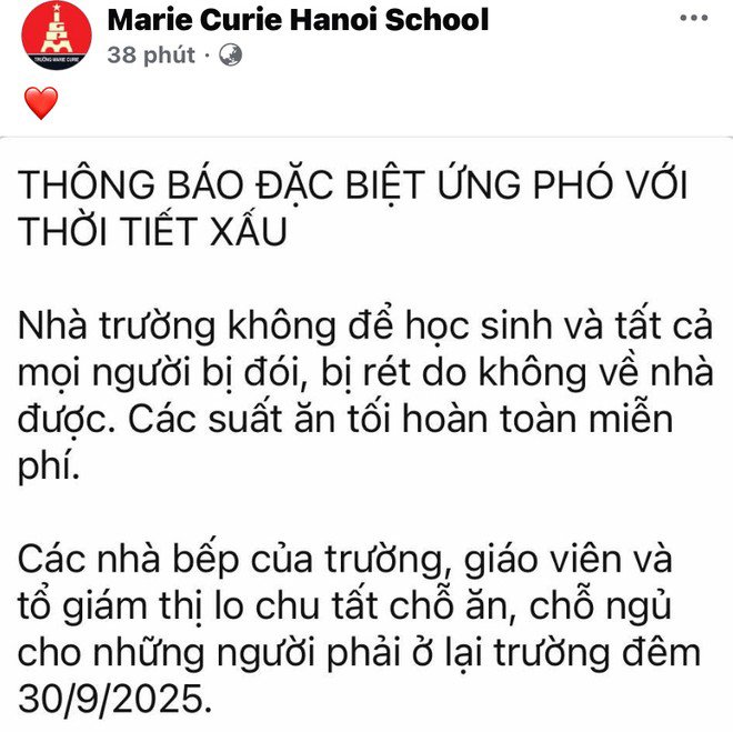 Cũng trong chiều 30/9, sau khi đánh giá tình hình thời tiết và nắm bắt tình trạng ngập lụt, ùn tắc giao thông khắp các phố Hà Nội, thầy hiệu trưởng Đàm Tiến Nam (THCS và THPT Nguyễn Bỉnh Khiêm, Cầu Giấy) quyết định dừng vận hành xe tuyến đón trả học sinh. Các gia đình có điều kiện và đảm bảo an toàn có thể chủ động đón con vào thời điểm phù hợp, còn lại trường sẽ lo cho các con ăn, ngủ tại trường.