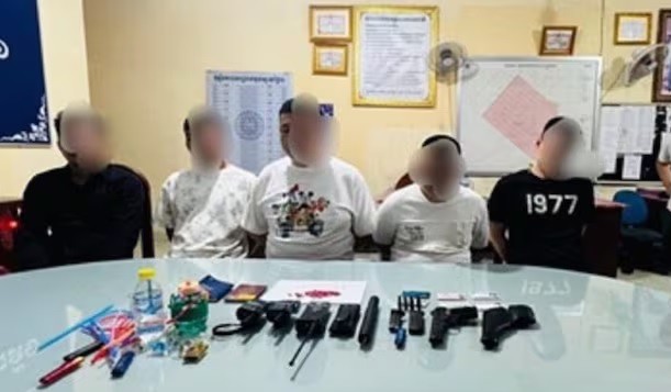 Cảnh sát bắt giữ 4 người Trung Quốc và 1 người Campuchia vì tội bắt cóc một người đàn ông Hàn Quốc ngoài 50 tuổi tại Phnom Penh, Campuchia. Ảnh: Cảnh sát Campuchia