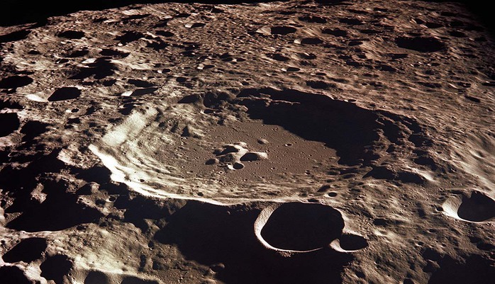 Những hố va chạm chằng chịt trên bề mặt Mặt Trăng có thể ẩn giấu các kho báu lớn - Ảnh: NASA