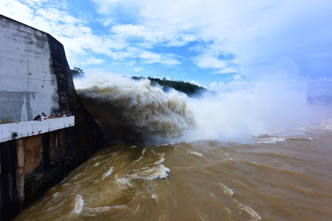 Thủy điện Hòa Bình xả lũ. Ảnh: Huy Mạnh