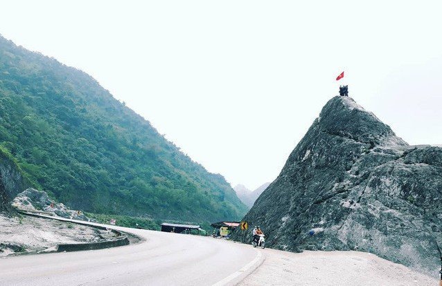 Ngọn núi ở đèo Đá Trắng (phía bên phải) - nơi nạn nhân leo lên chụp ảnh không may trượt chân rơi tử vong.