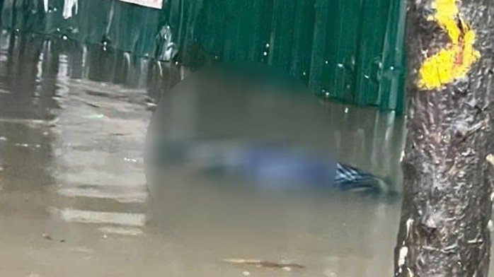 Thi thể người đàn ông được phát hiện trên tuyến phố ngập nước. Ảnh: Đ.X.