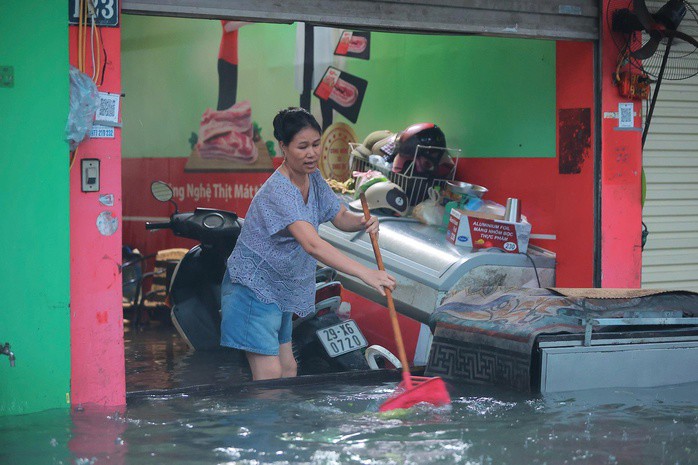 Người dân phải che chắn để nước ngập hạn chế vào trong nhà