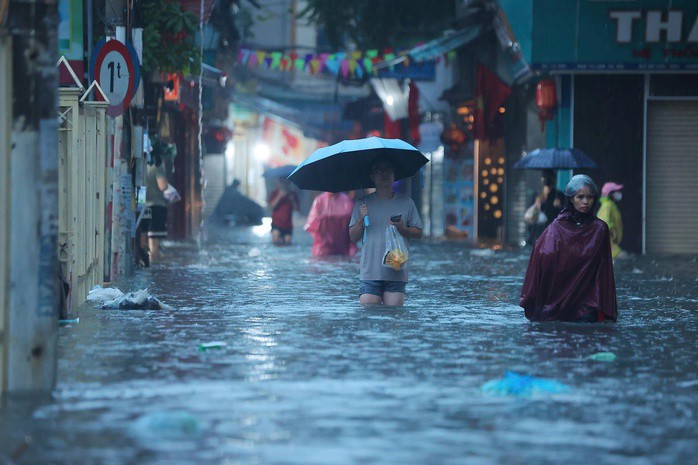 Chiều tuyến đường vẫn ngập sâu trong nước