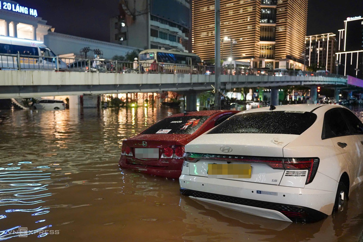 Nhiều chủ ôtô để lại phương tiện giữa dòng nước ngập trên đường Láng Hạ. Ảnh: Hoàng Giang