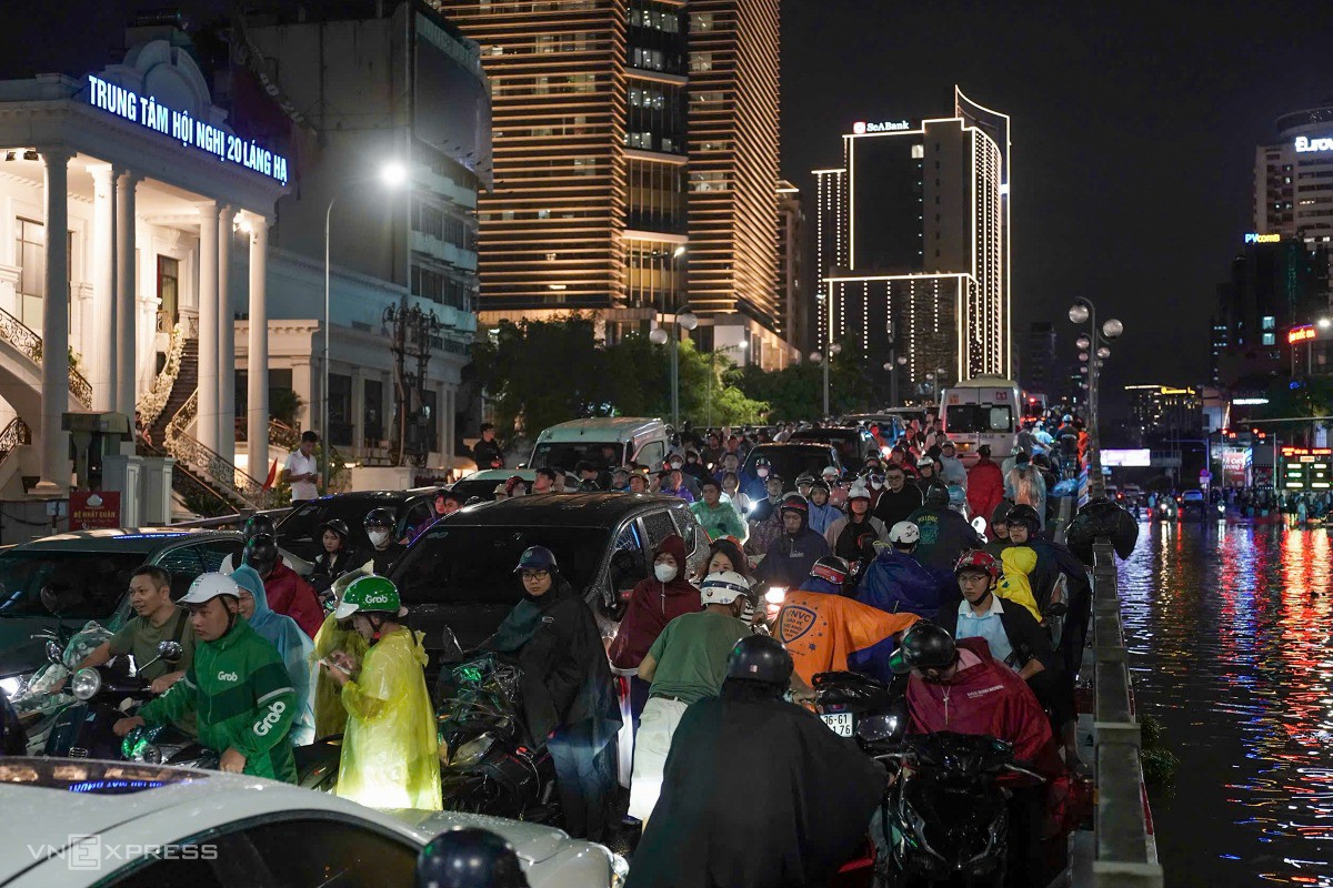 Cảnh ùn tắc trước Trung tâm hội nghị Láng Hạ. Ảnh: Hoàng Giang