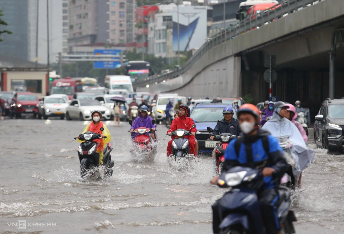 Người dân "rẽ sóng" lưu thông từ hướng Phạm Hùng về Xuân Thủy. Ảnh:&nbsp;Phạm Chiểu
