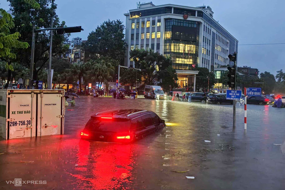 Nhiều ôtô ngâm trong nước trên phố Liễu Giai. Ảnh: Văn Doanh