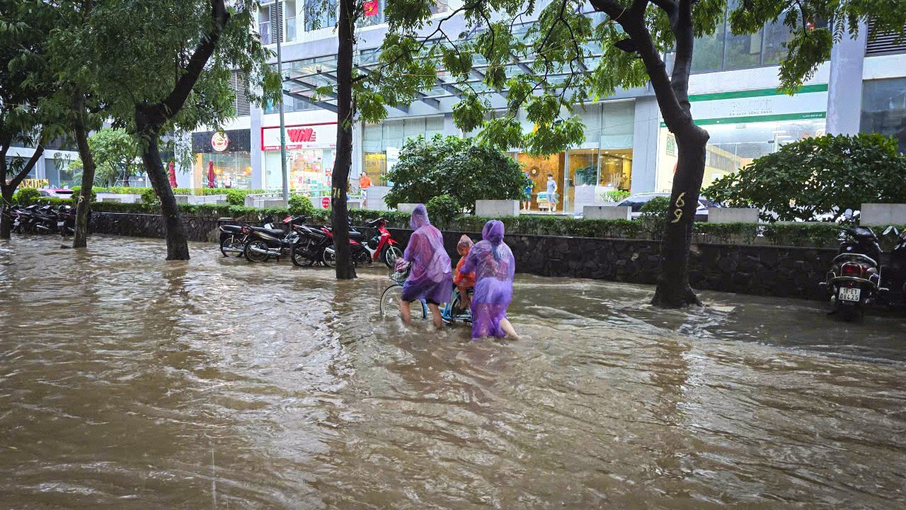 Thủ đô ngập lụt chưa từng có: Quân đội điều xe cứu trợ, phụ huynh bì bõm cõng con tan trường - 9